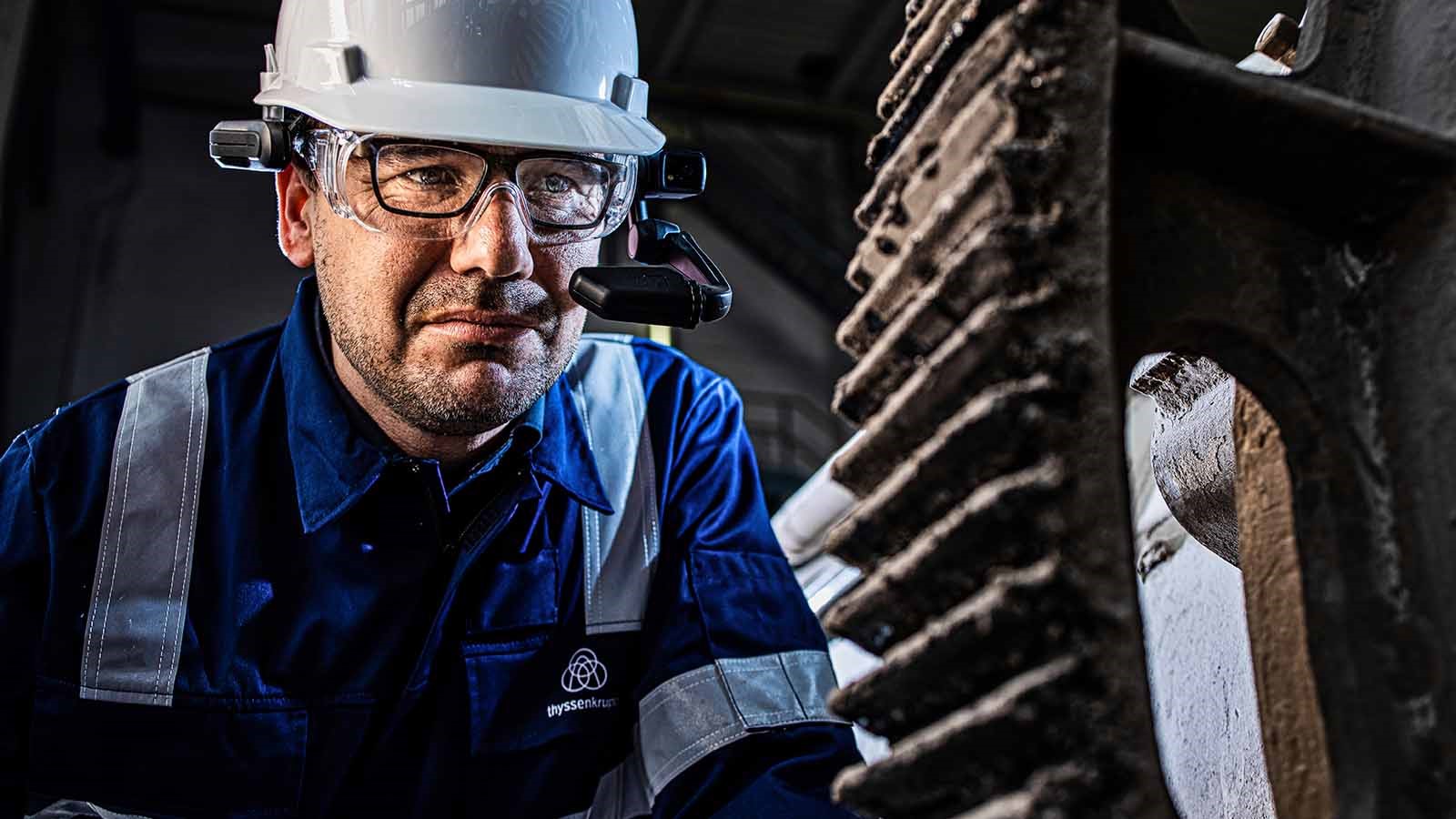 Service technician equipped with RealWear HMT-1 smart glasses and connected with experts worldwide via oculavis SHARE