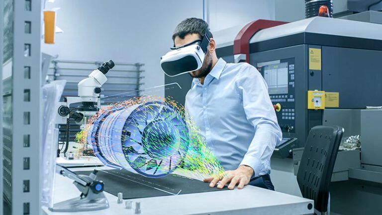 Ein Mann betrachtet mit einer digitalen Brille ein komplexes 3D-Objekt.